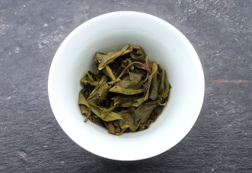 Feuilles infusées thé puerh Da Zhong Maocha