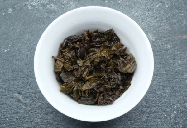 Feuilles infusées de Dong Ding oolong