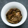 Feuilles infusées de thé blanc à la rose