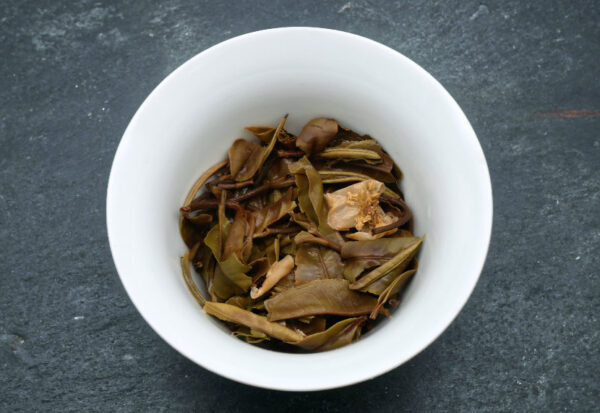 Feuilles infusées de thé blanc à la rose