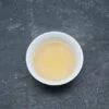 Tasse de thé blanc à la rose