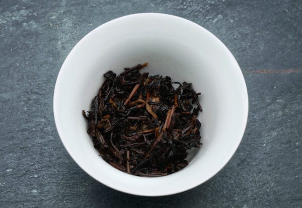 Feuilles infusées du Baisen Kocha, un thé noir torréfié japonais produit à Ureshino.