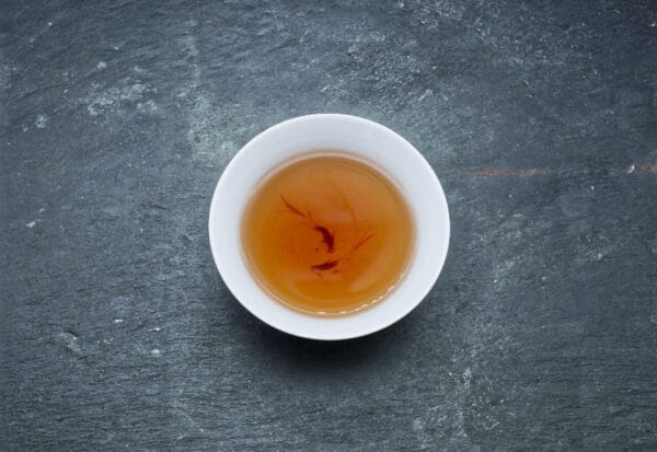 Infusion ambrée du Baisen Kocha, thé noir Hojicha torréfié du Japon.