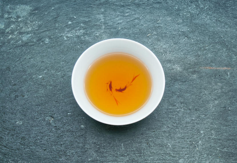 Tasse de thé Rose Noire à la couleur ambrée