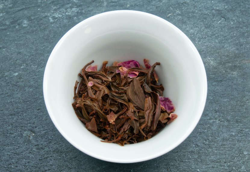 Feuilles infusées et déployées de Rose noire
