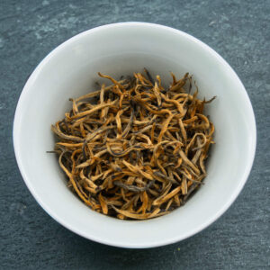 Feuilles de Fengqing Jin Ya, montrant leurs beaux bourgeons dorés